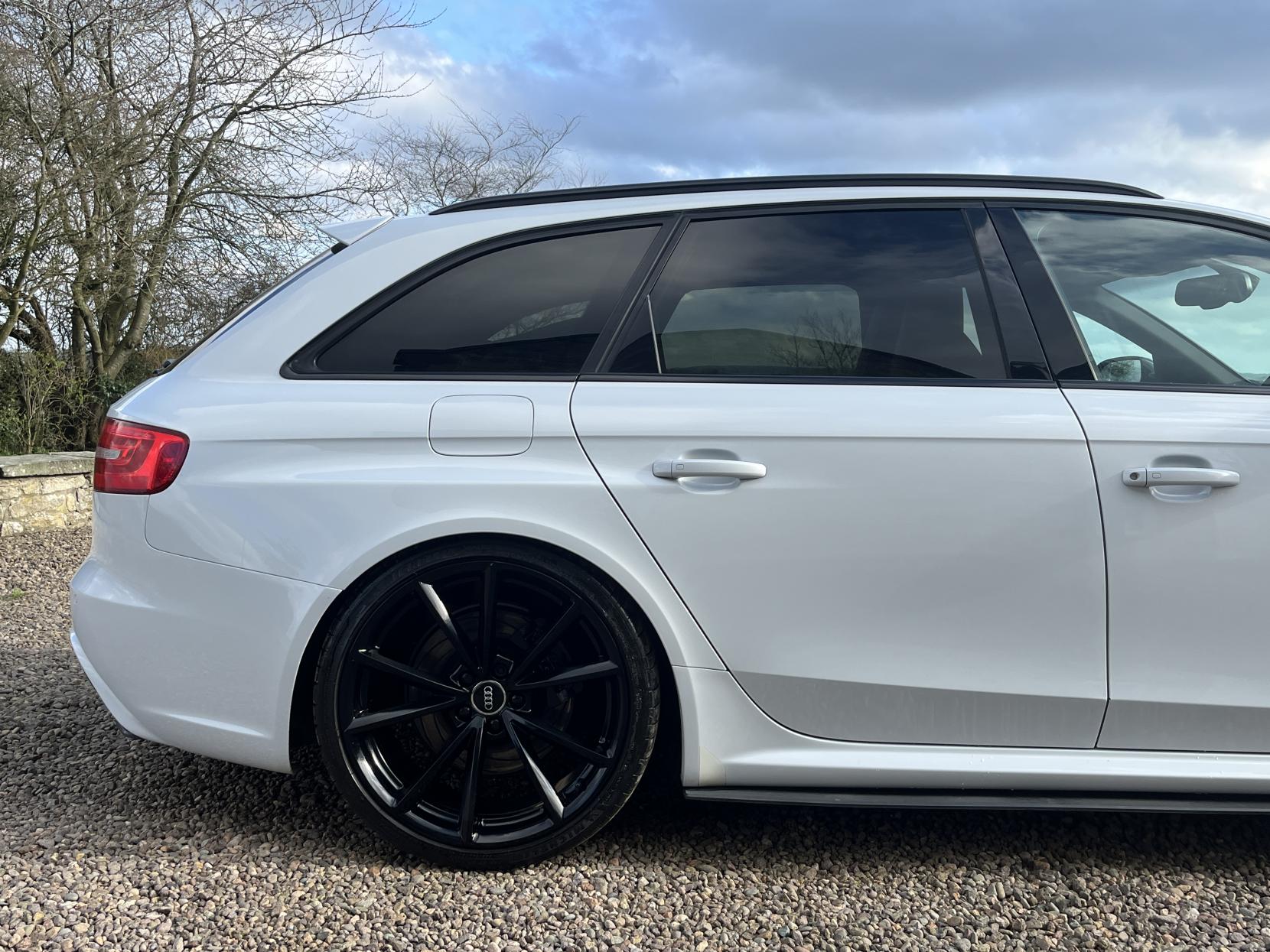 Audi RS4 Avant 4.2 FSI V8 Estate 5dr Petrol S Tronic quattro Euro 5 (450 ps)