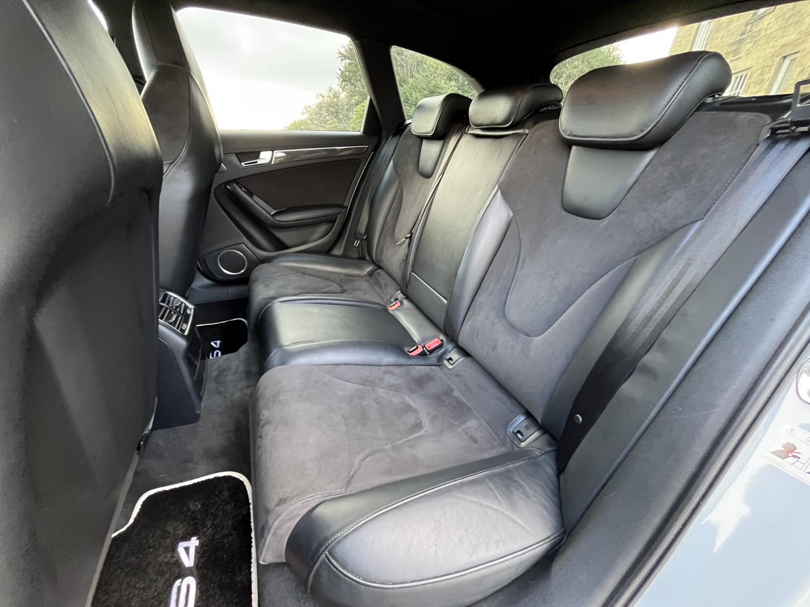 Audi RS4 Avant 4.2 FSI V8 Estate 5dr Petrol S Tronic quattro Euro 5 (450 ps)