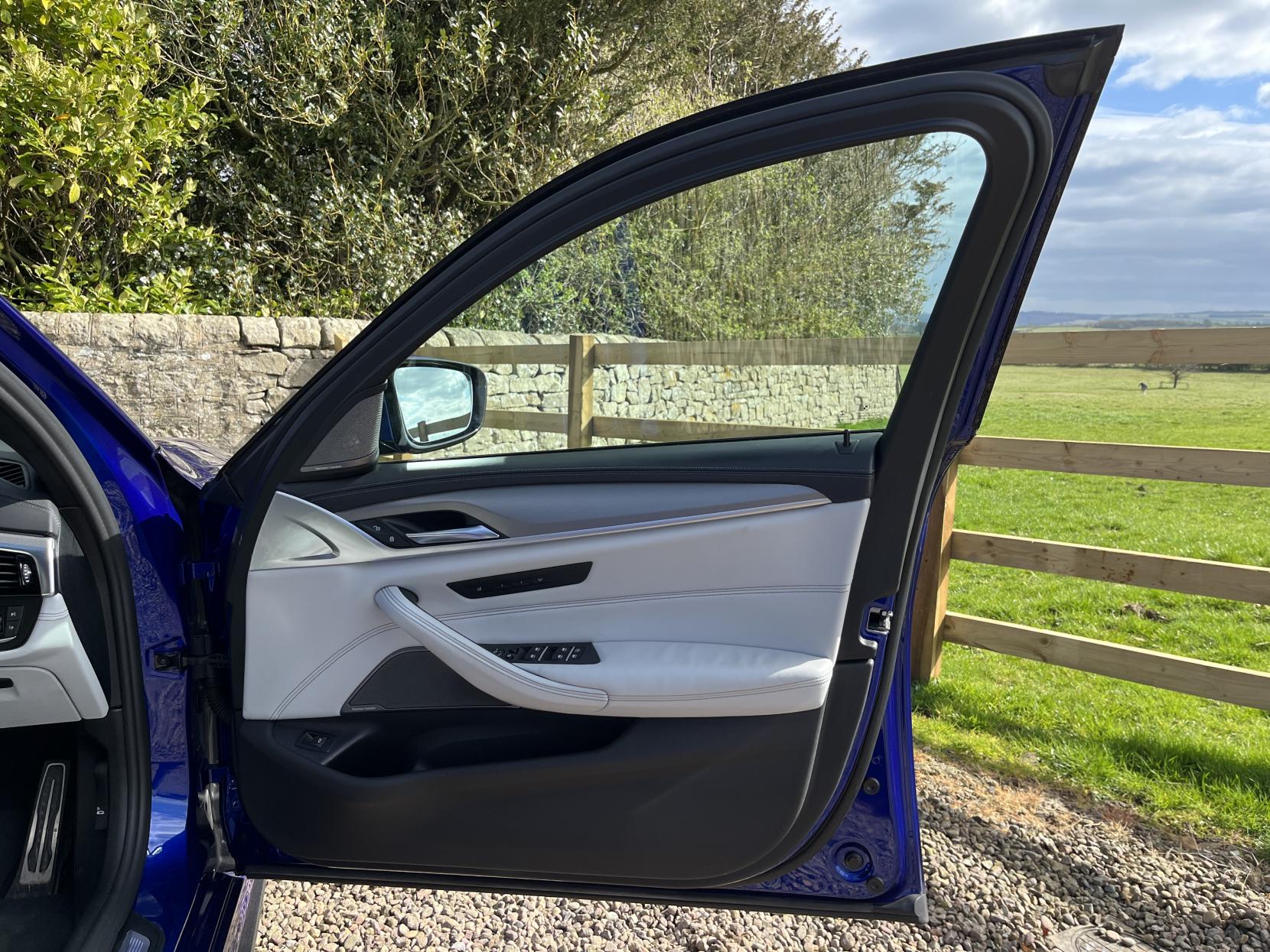 BMW M5 4.4 V8 GPF Saloon 4dr Petrol Steptronic xDrive Euro 6 (s/s) (600 ps)