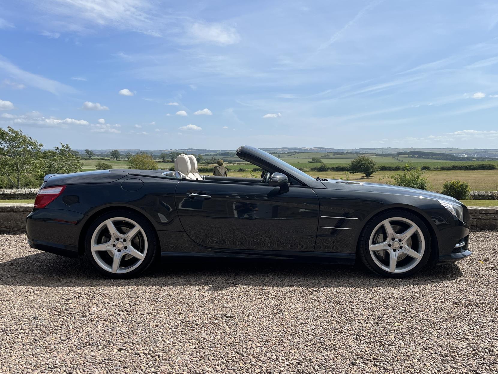 Mercedes-Benz SL 4.7 SL500 V8 BlueEfficiency Convertible 2dr Petrol G-Tronic Euro 5 (s/s) (435 ps)