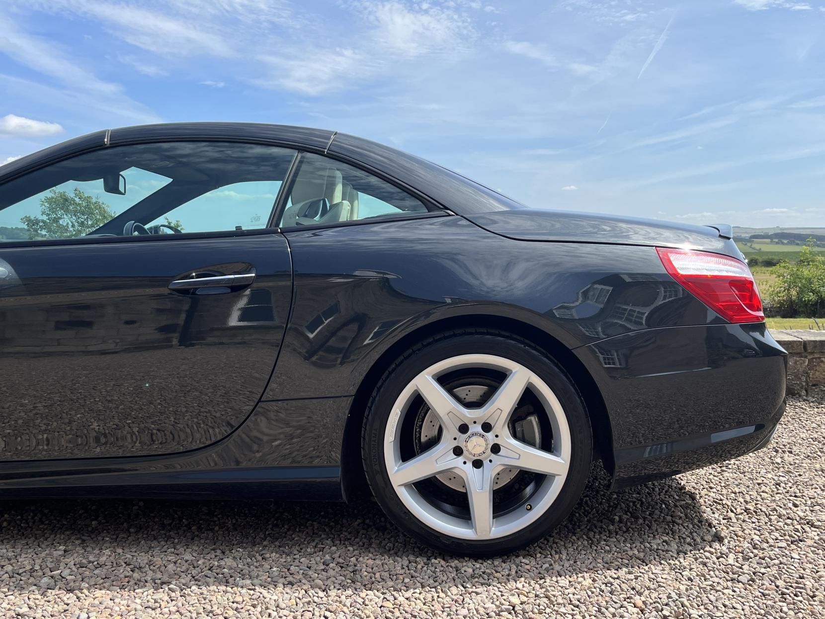 Mercedes-Benz SL 4.7 SL500 V8 BlueEfficiency Convertible 2dr Petrol G-Tronic Euro 5 (s/s) (435 ps)