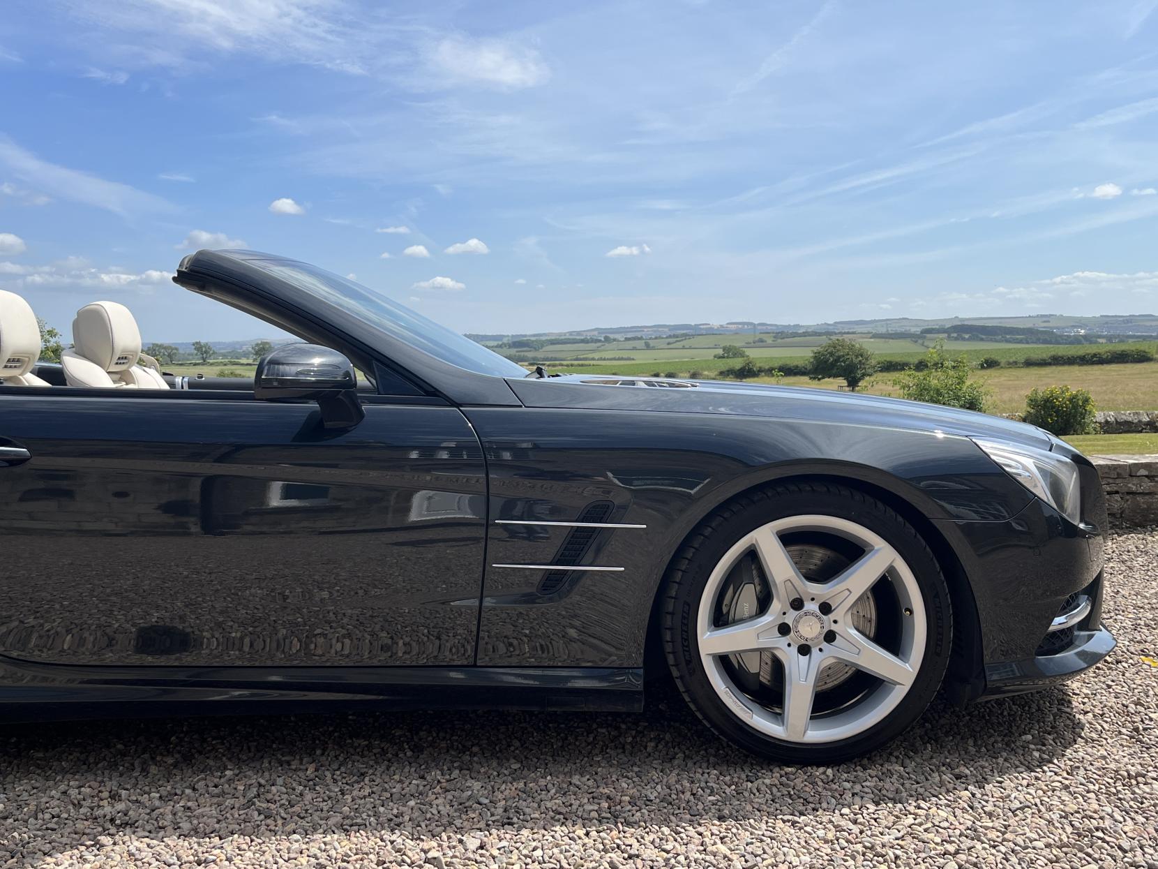Mercedes-Benz SL 4.7 SL500 V8 BlueEfficiency Convertible 2dr Petrol G-Tronic Euro 5 (s/s) (435 ps)
