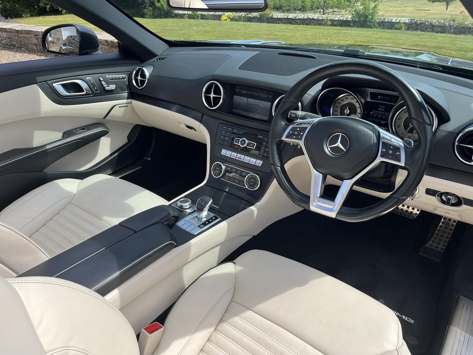 Mercedes-Benz SL 4.7 SL500 V8 BlueEfficiency Convertible 2dr Petrol G-Tronic Euro 5 (s/s) (435 ps)