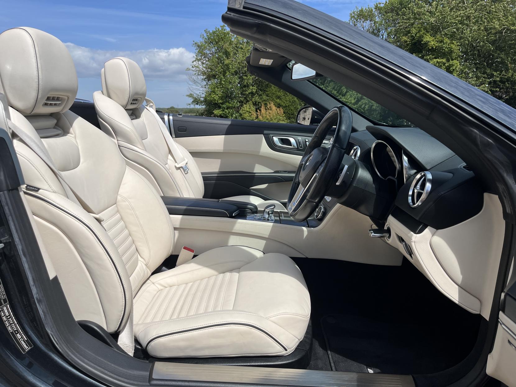 Mercedes-Benz SL 4.7 SL500 V8 BlueEfficiency Convertible 2dr Petrol G-Tronic Euro 5 (s/s) (435 ps)