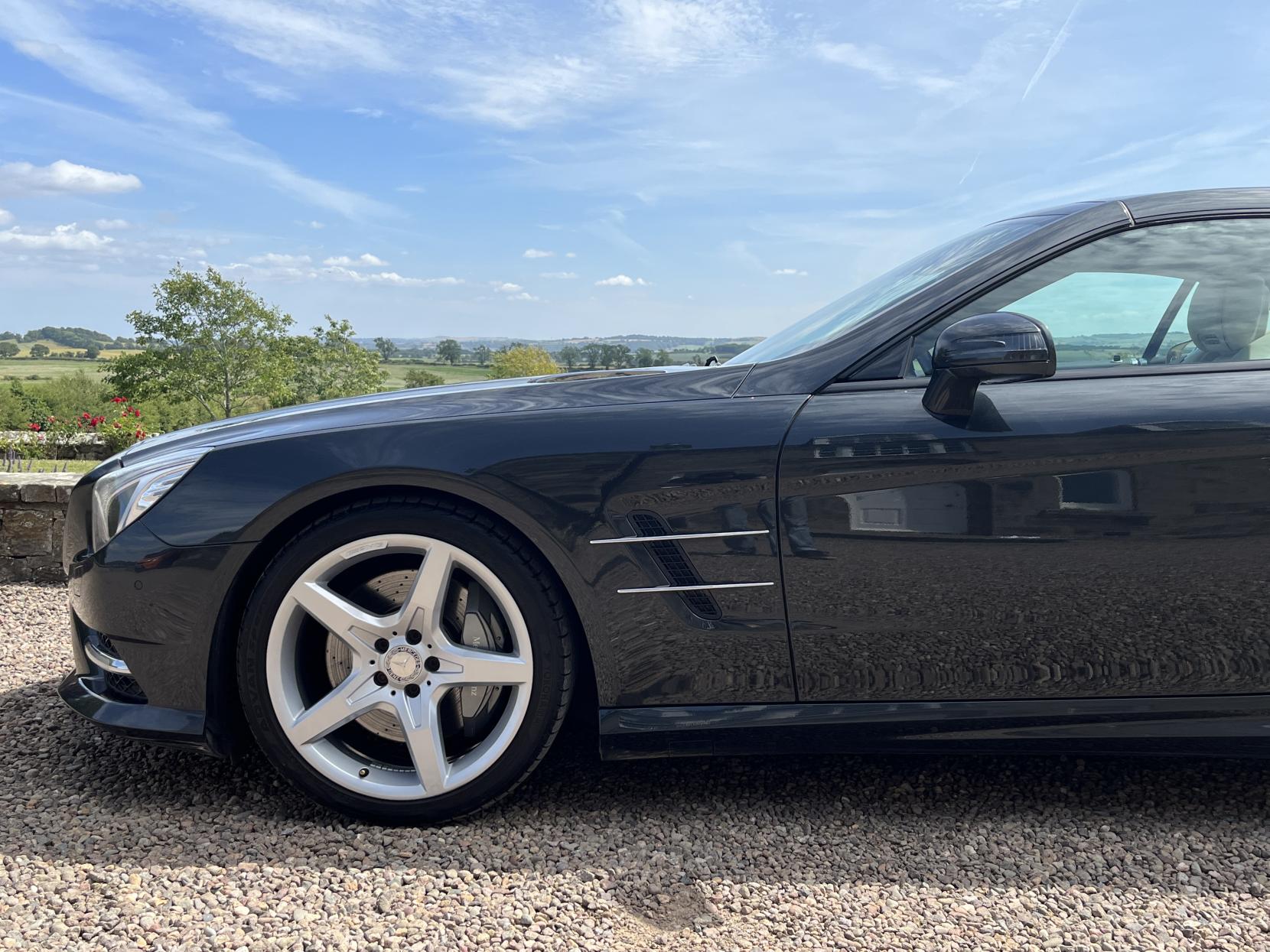 Mercedes-Benz SL 4.7 SL500 V8 BlueEfficiency Convertible 2dr Petrol G-Tronic Euro 5 (s/s) (435 ps)