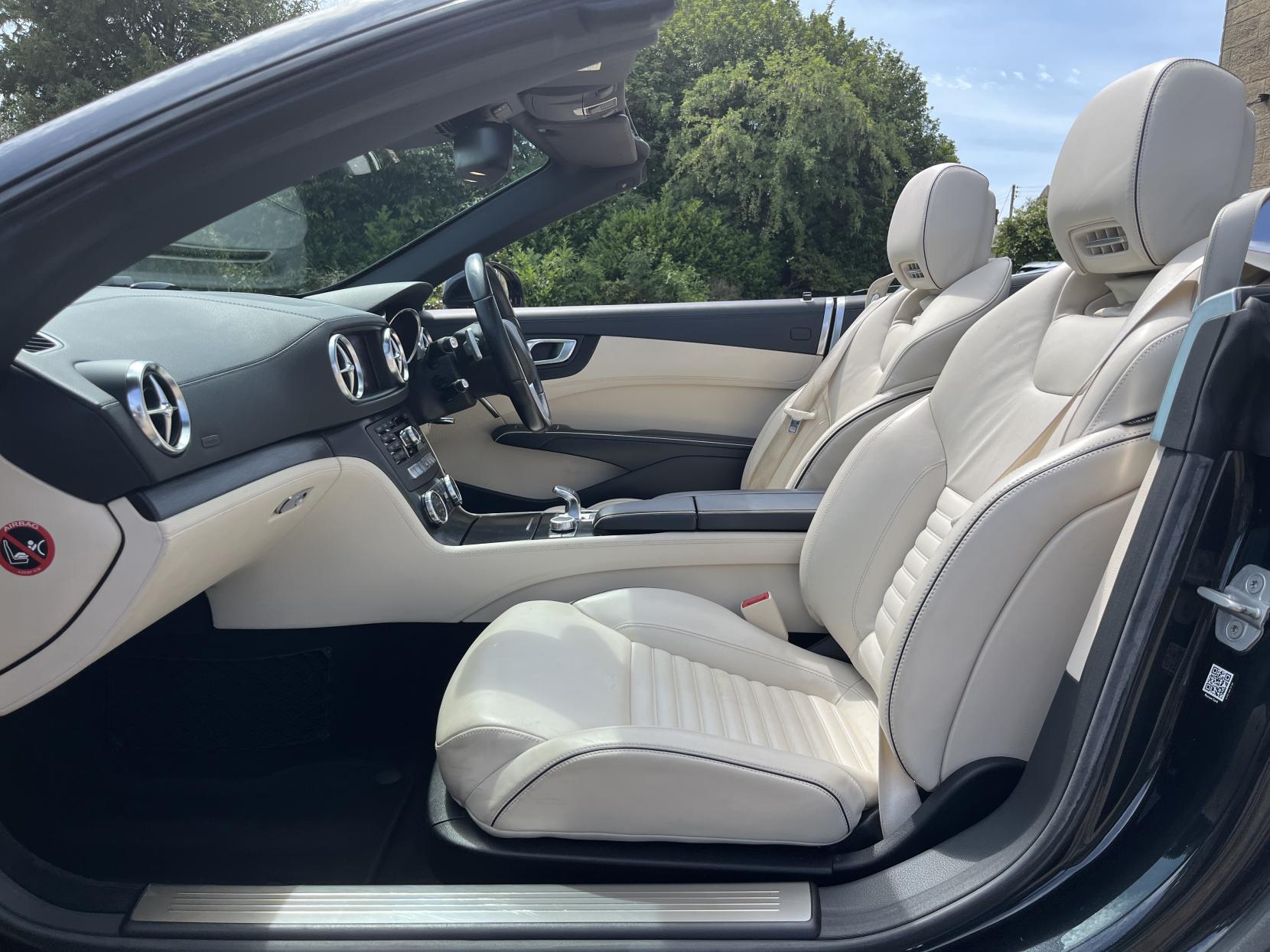 Mercedes-Benz SL 4.7 SL500 V8 BlueEfficiency Convertible 2dr Petrol G-Tronic Euro 5 (s/s) (435 ps)