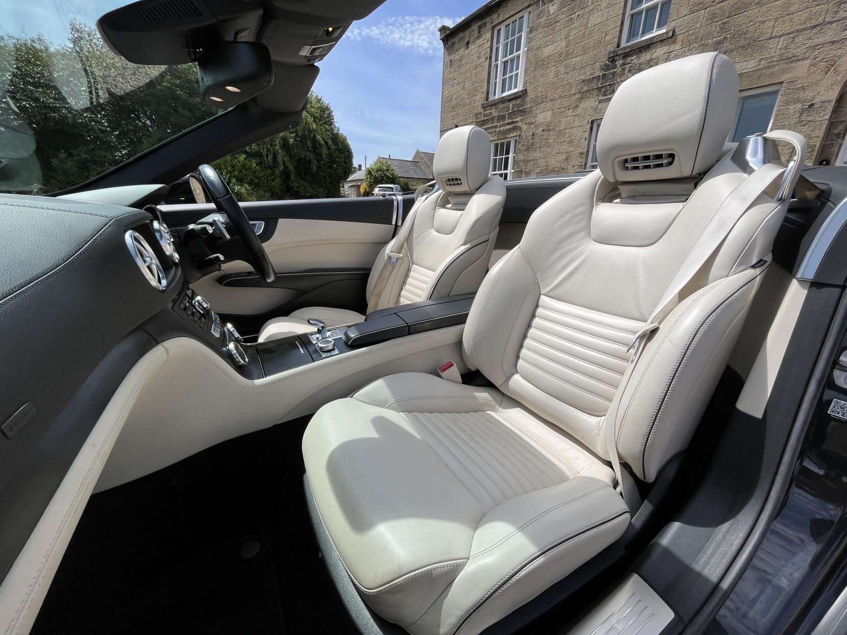 Mercedes-Benz SL 4.7 SL500 V8 BlueEfficiency Convertible 2dr Petrol G-Tronic Euro 5 (s/s) (435 ps)