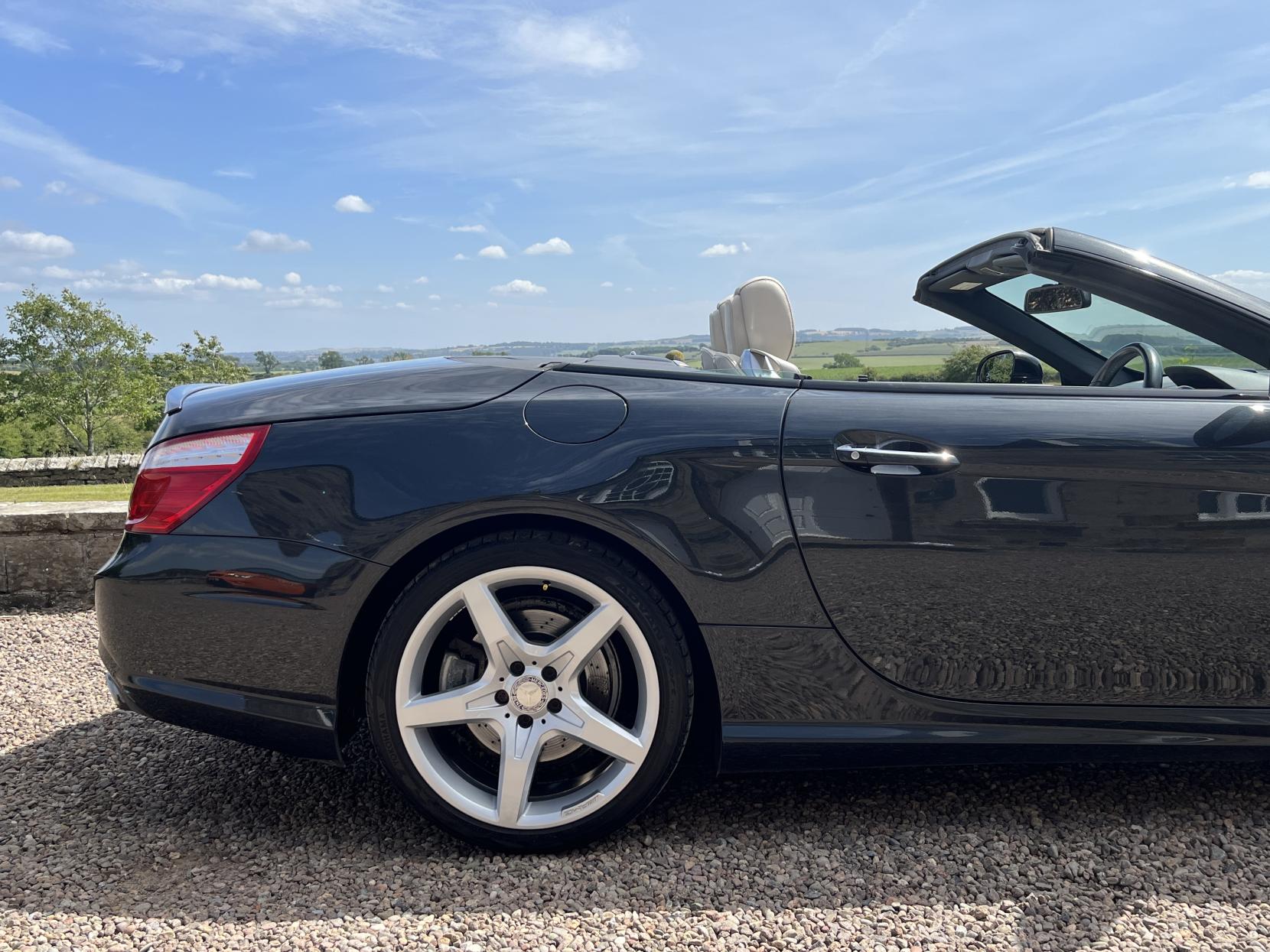 Mercedes-Benz SL 4.7 SL500 V8 BlueEfficiency Convertible 2dr Petrol G-Tronic Euro 5 (s/s) (435 ps)